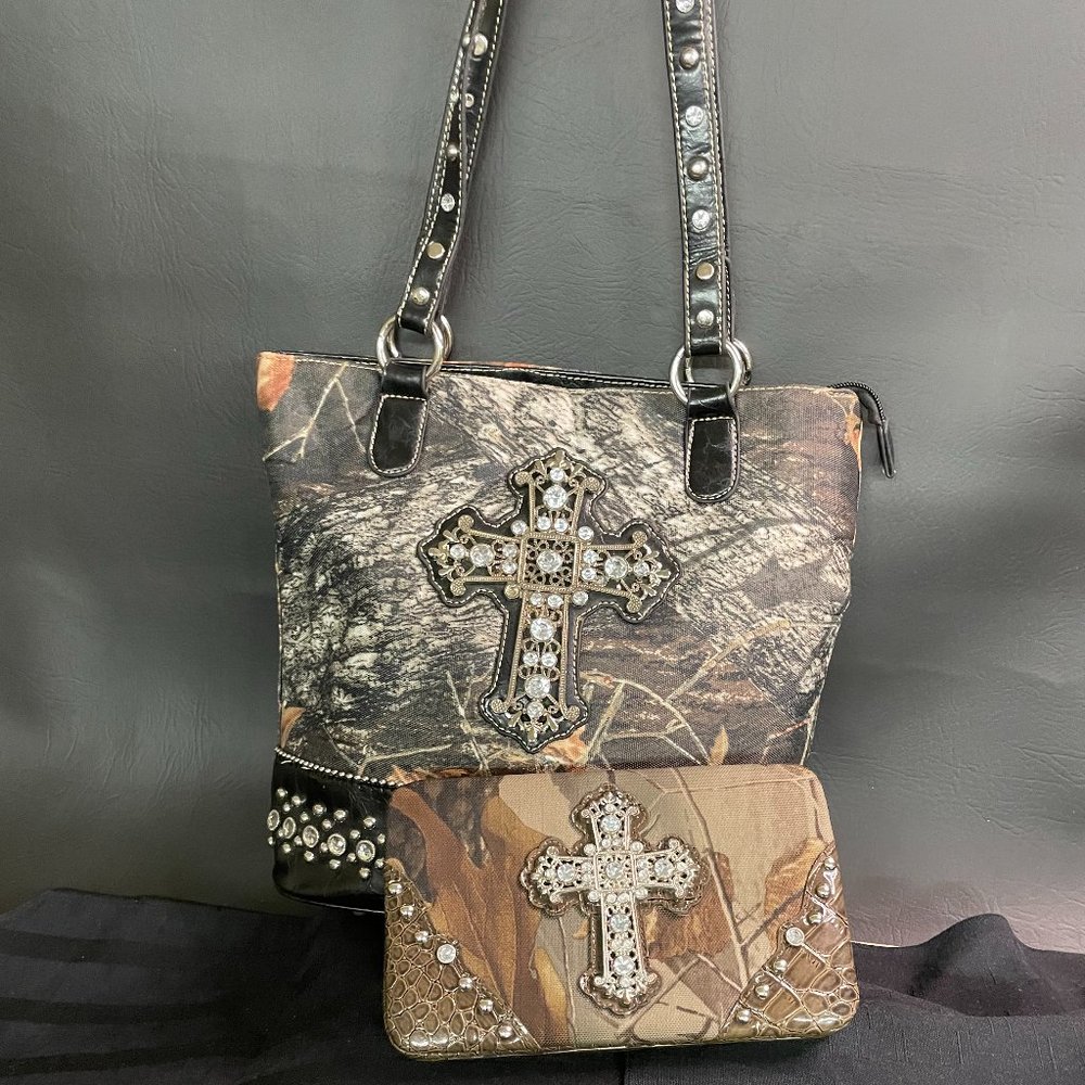 Country Road Combo Camo Shoulder Purse Rhinestone Studs & Clam Shell Card Wallet